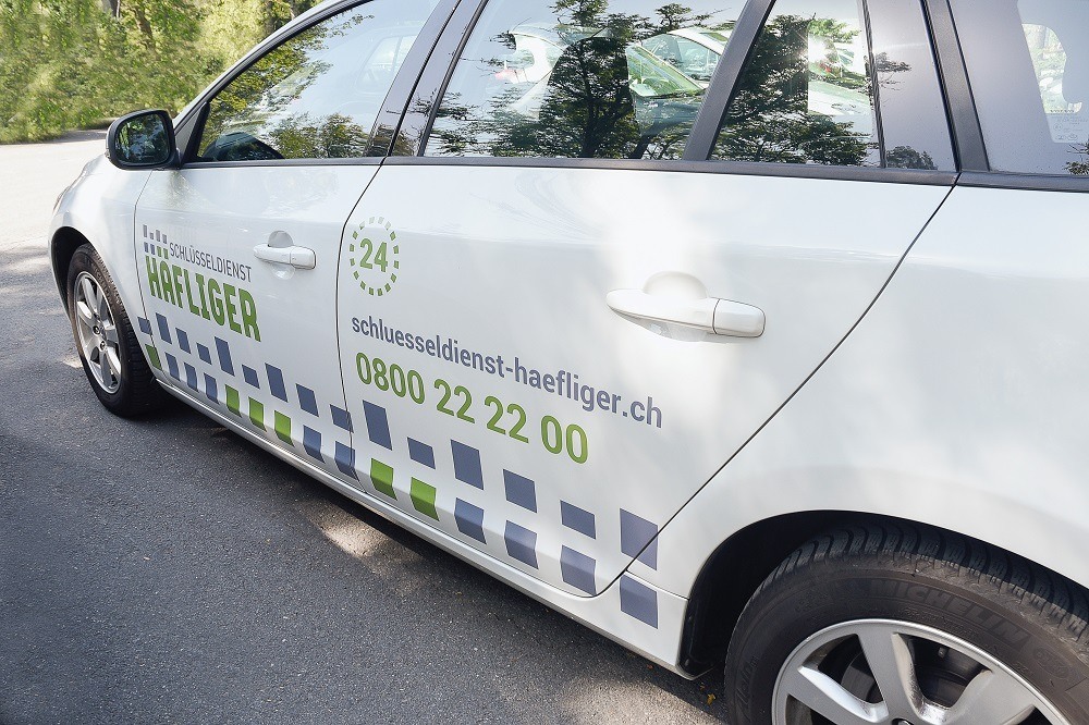 Seite des Schlüsseldienst-Fahrzeugs